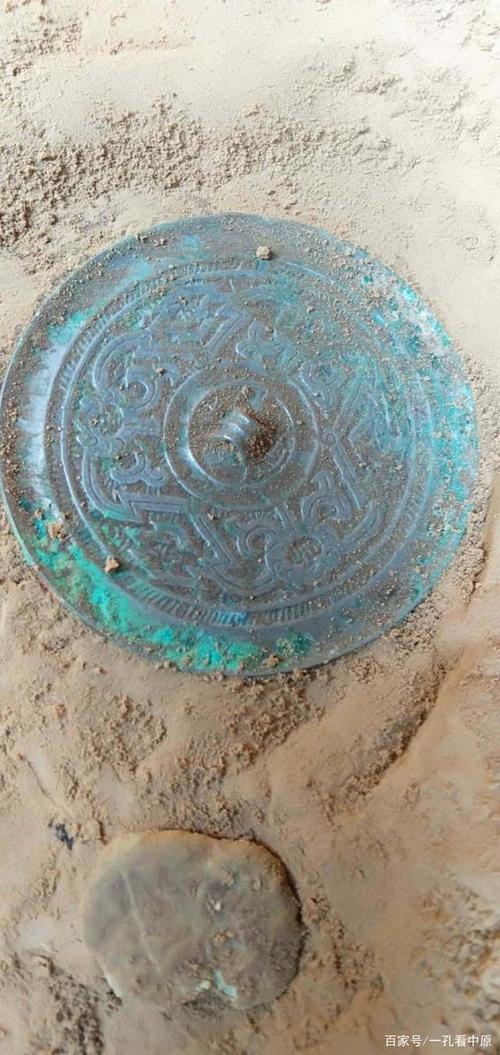 工地施工人员发掘出古代铜镜现场图