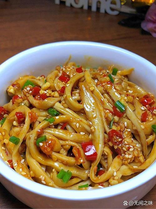 家常手撕茄汁凉拌杏鲍菇成品图
