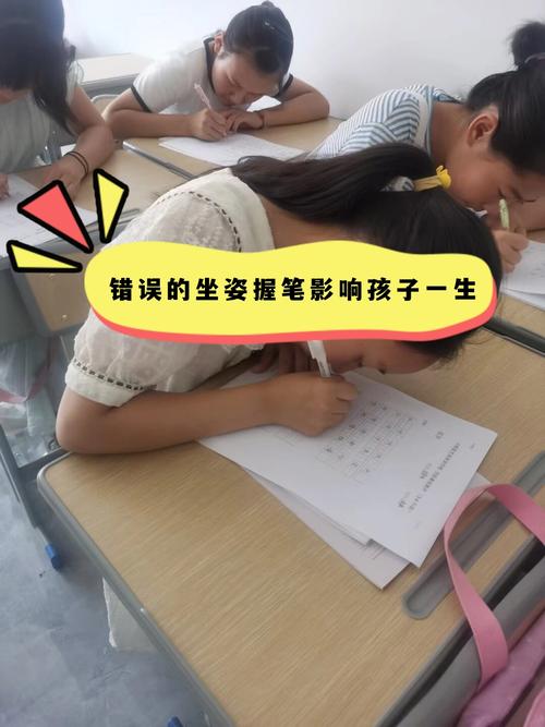 幼儿园孩子被强制坐着写字的场景