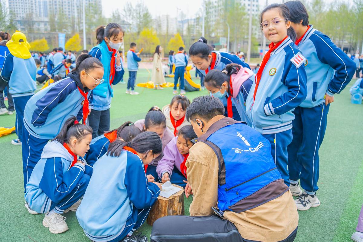 小学新课标课外活动社团活动现场