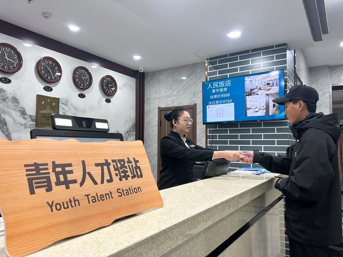 高校毕业生正在办理人才公寓入住手续