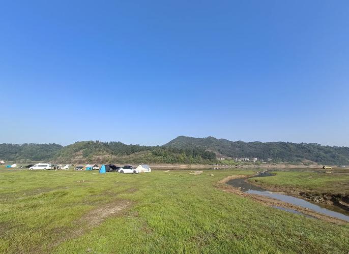 湖北南漳花庄水库岸边露营草坪
