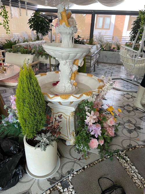 婚礼仪式后宾客领取绿植伴手礼场景