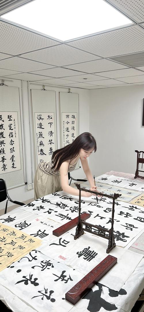 书法初学者在书桌前对着毛边纸猛写书法的日常场景
