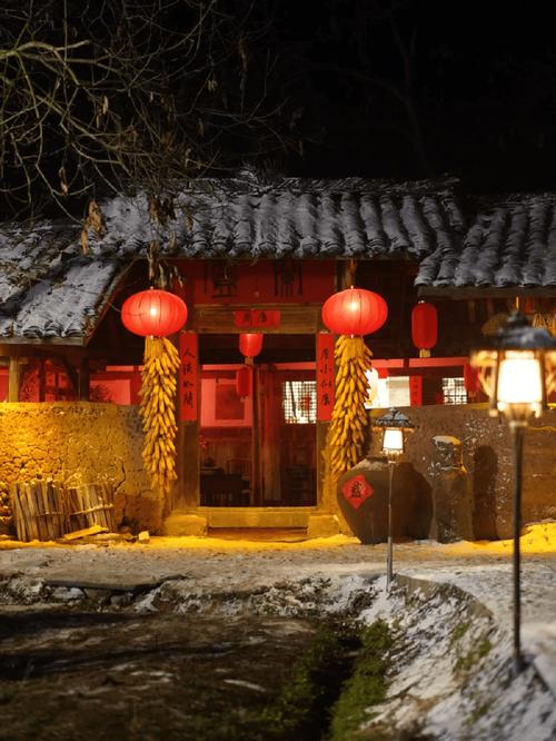 冬日山村风雪夜院门昏黄灯光实拍