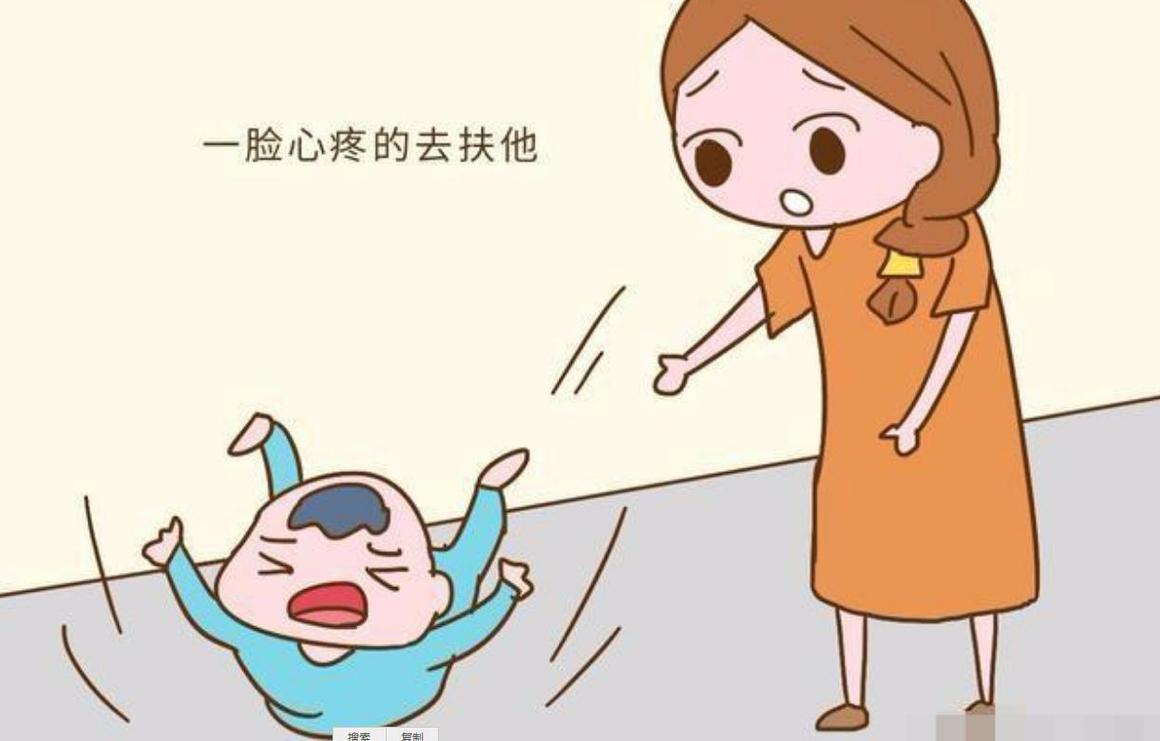 家长站在一旁不扶摔倒孩童的挫折教育场景