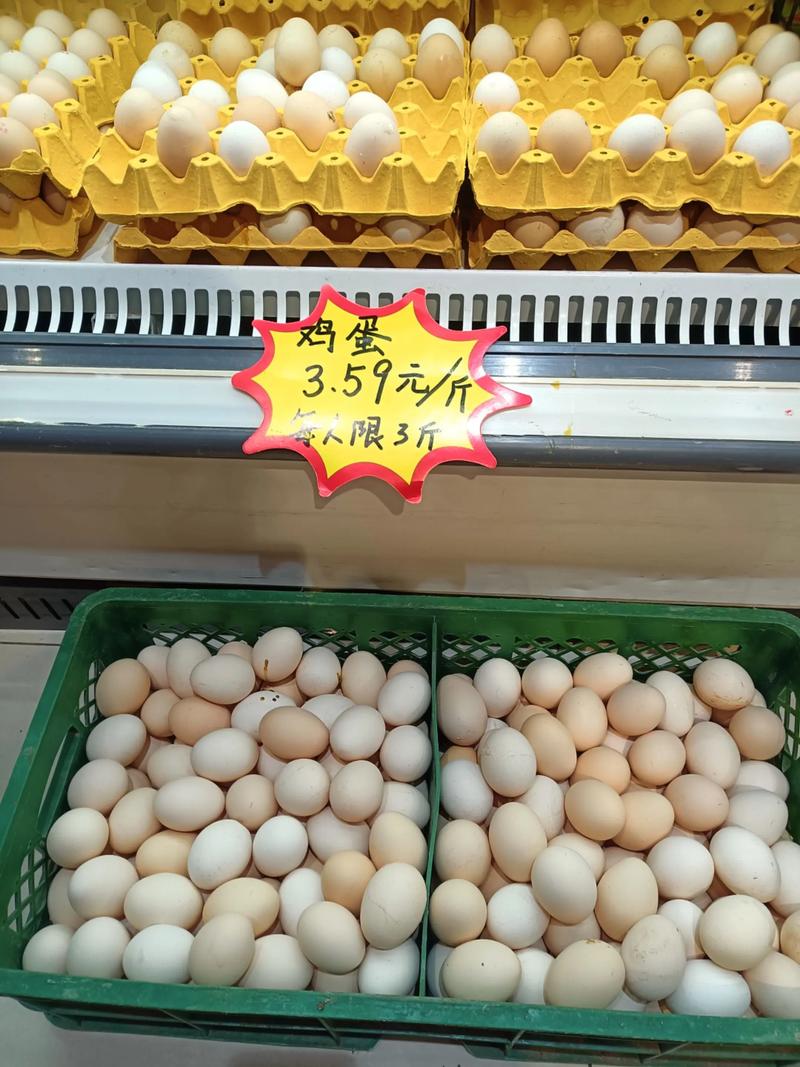 超市里摆满便宜又高蛋白的鸡蛋和鸡胸肉