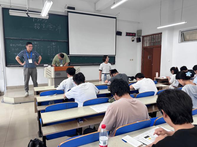 注册电气工程师考场外排队进场场景