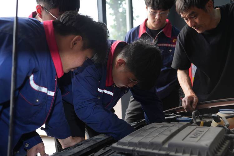现代学徒制汽修车间师傅指导