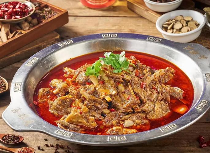 羊蝎子火锅热气腾腾特写