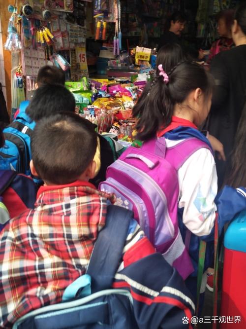 小学门口小卖部踮脚够货架的小学生