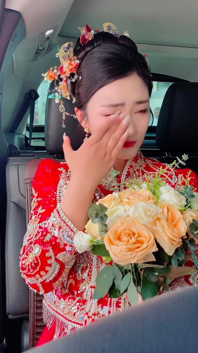 新娘哭到眼妆晕开狼狈瞬间