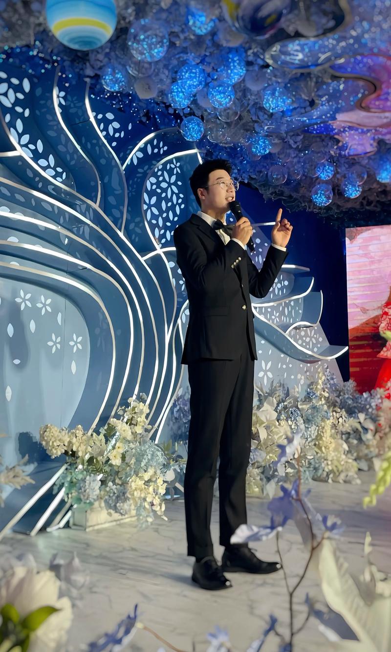 婚礼司仪在舞台上尴尬主持,新人无奈表情