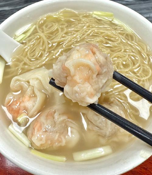 广州老巷云吞面店木质桌面鲜虾云吞实拍