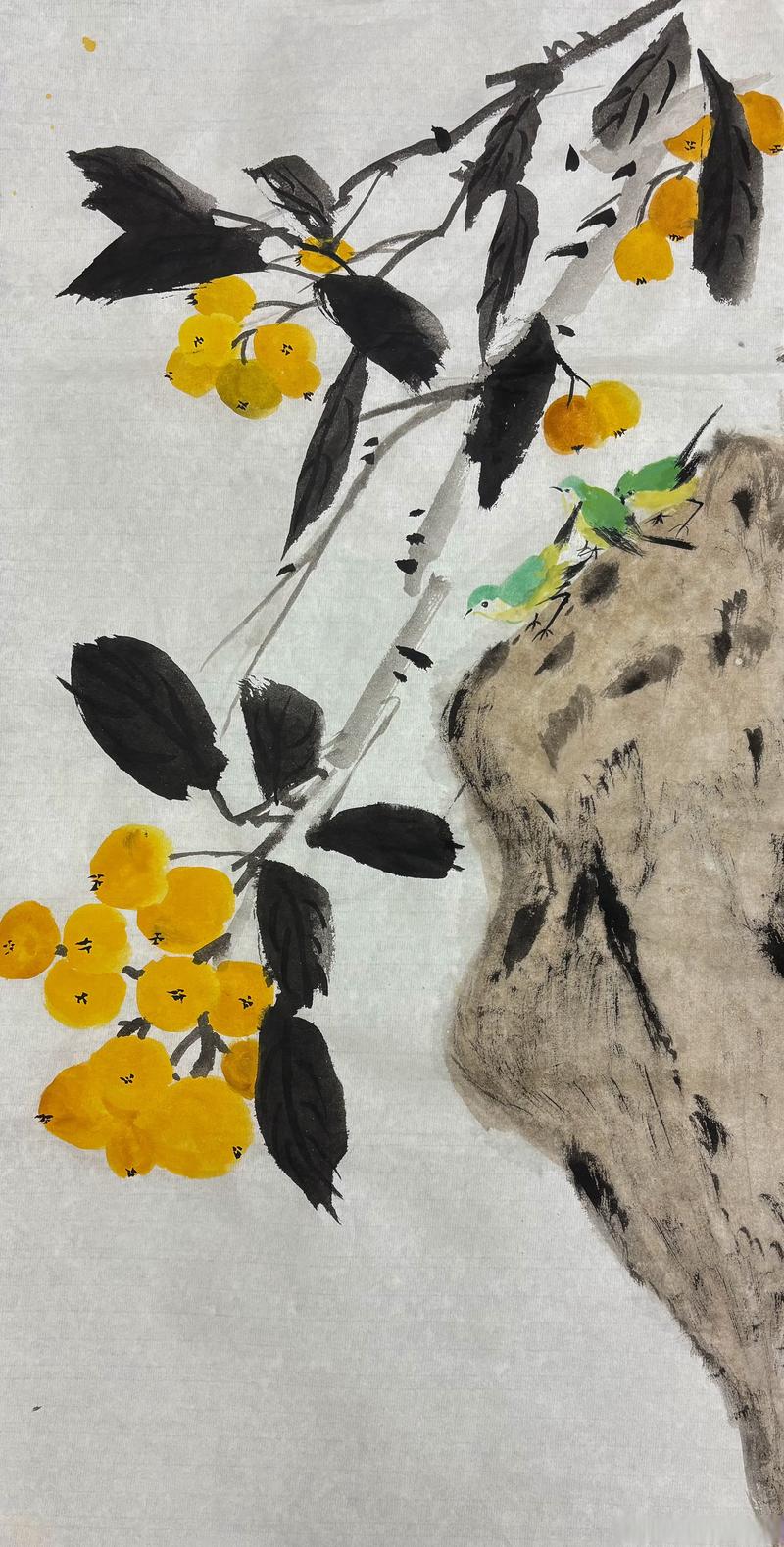 退休阿姨在社区国画班画水墨枇杷的桌面