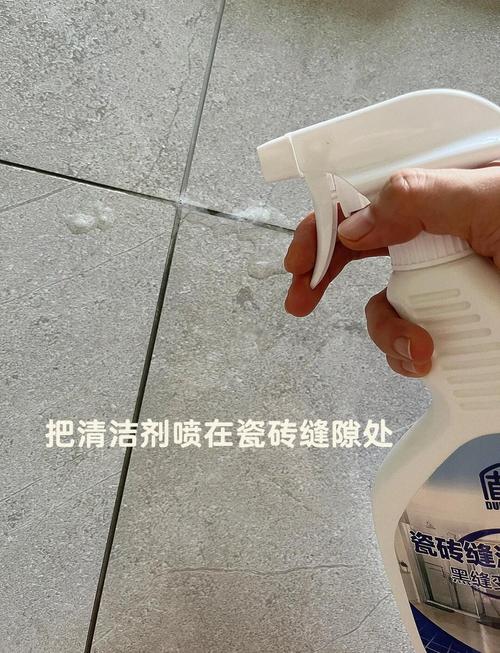除霉啫喱涂抹瓷砖缝隙操作图