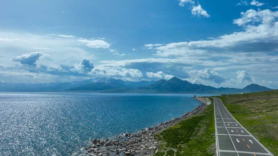 赛里木湖环湖公路蓝湖远景