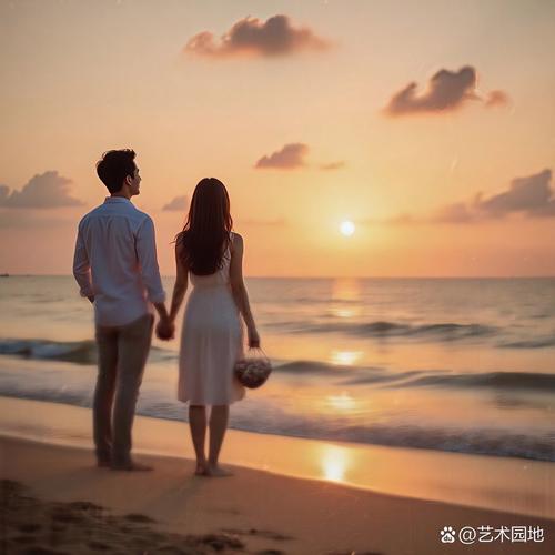 夕阳下两人在海岸线礁石上发呆的背影