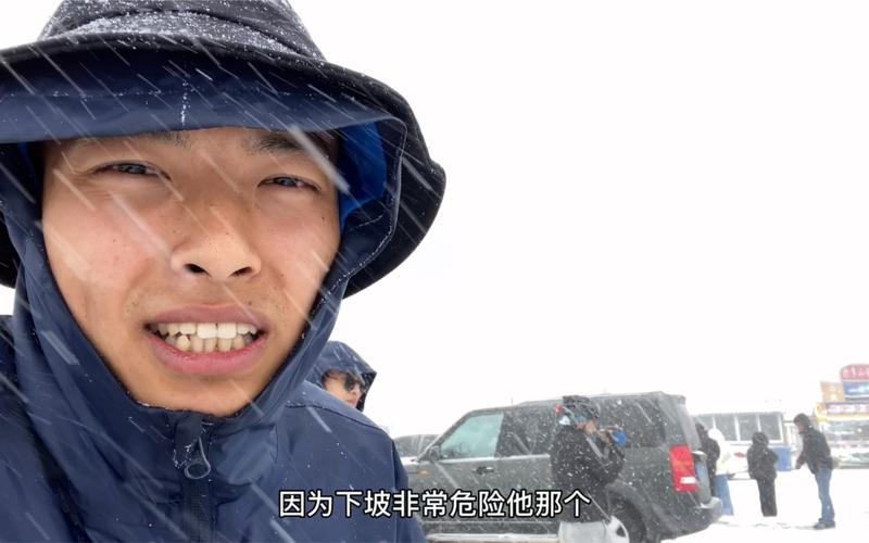 新手骑行者蹲在路边吃士力架看着山景沮丧