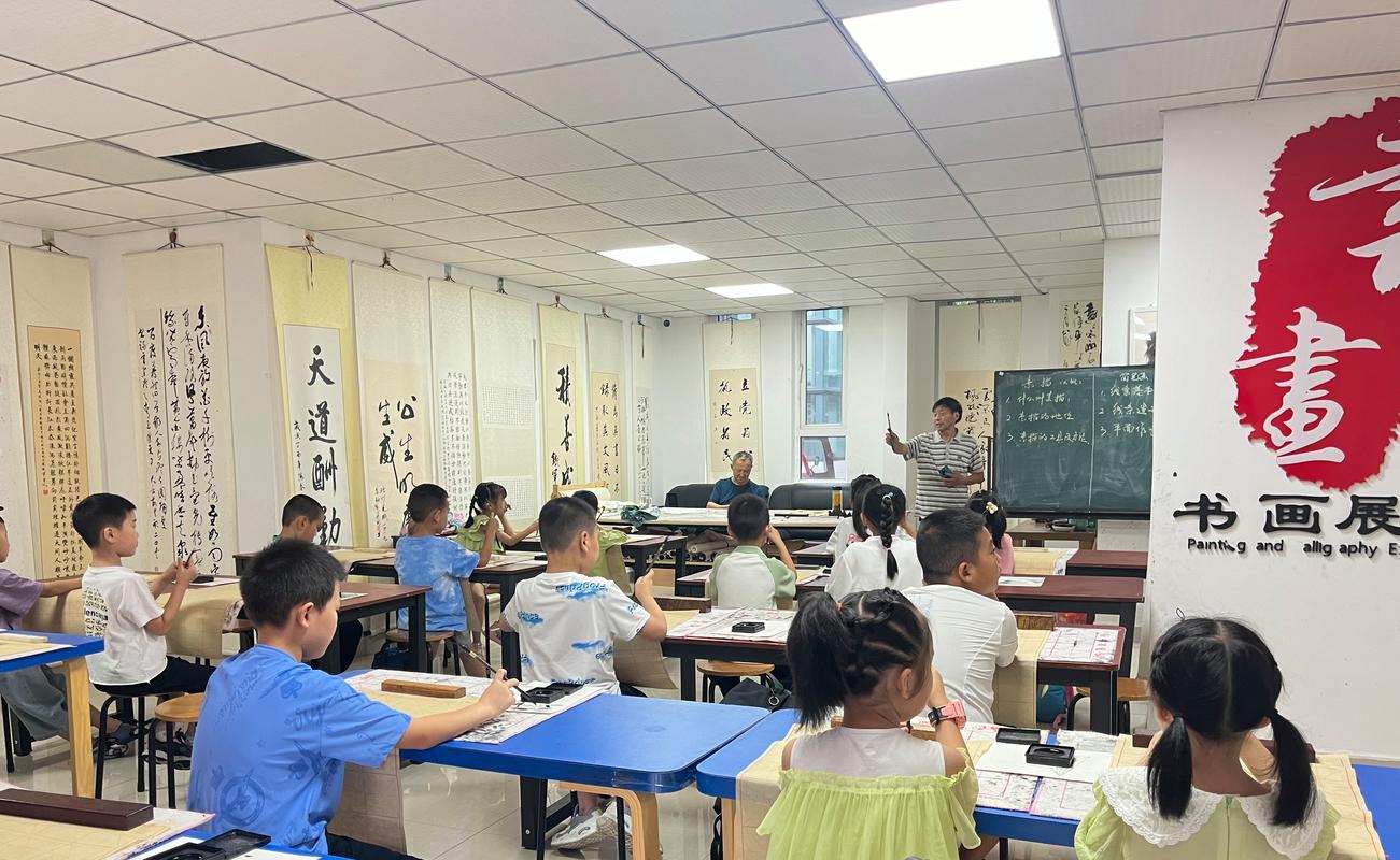 城中村托管班门口写作业的流动儿童