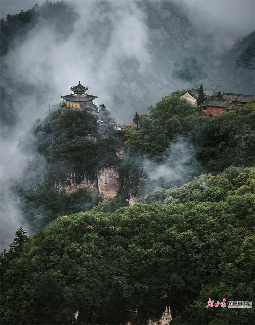 甘肃平凉崆峒山晨雾缠绕山腰景观