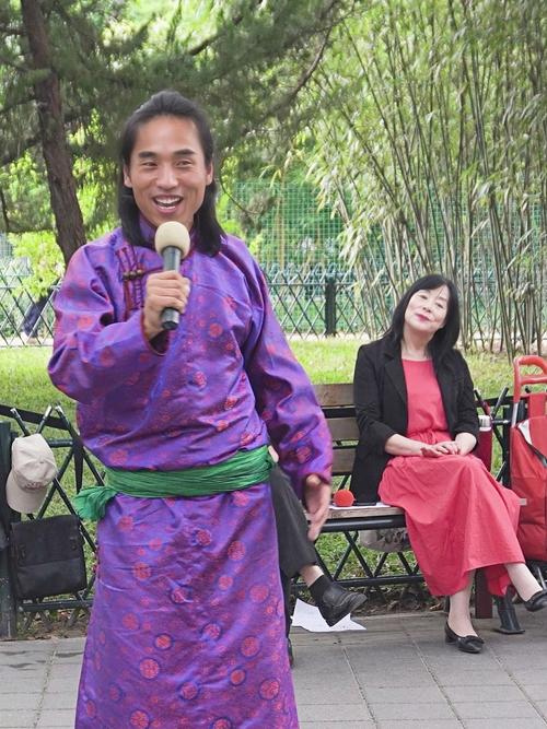 锡林郭勒祭敖包仪式上老年长调艺人无伴奏演唱的现场