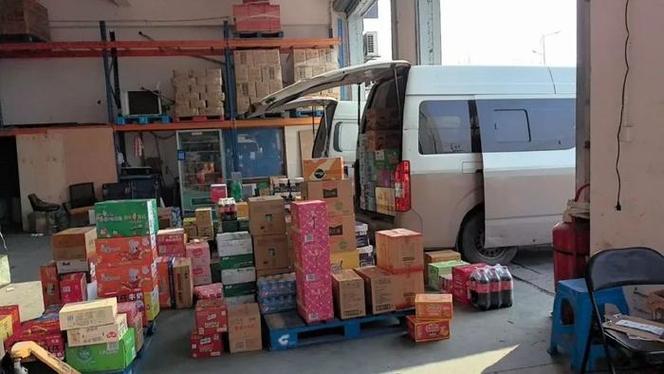 快消品经销商给社区便利店补货车停在店门口实景
