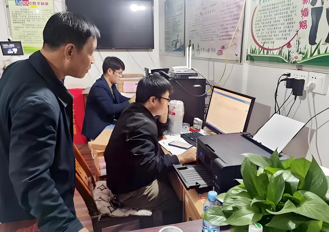 大学生村官在村委会办公室整理文件的工作场景