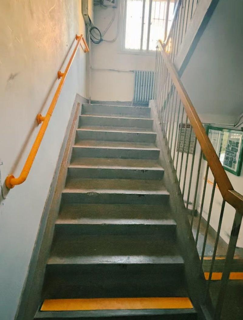 国内老小区窄楼梯转角日常场景