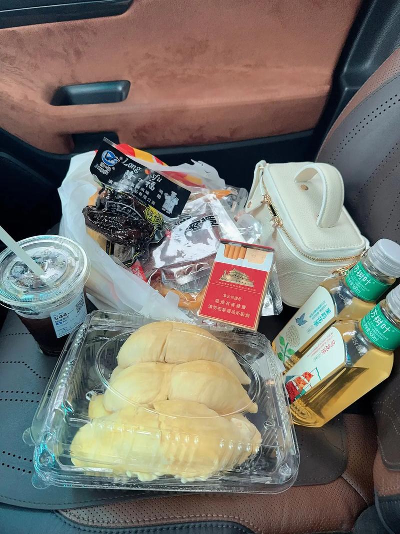 副驾别光顾着吃零食,得当好“人肉提醒器”