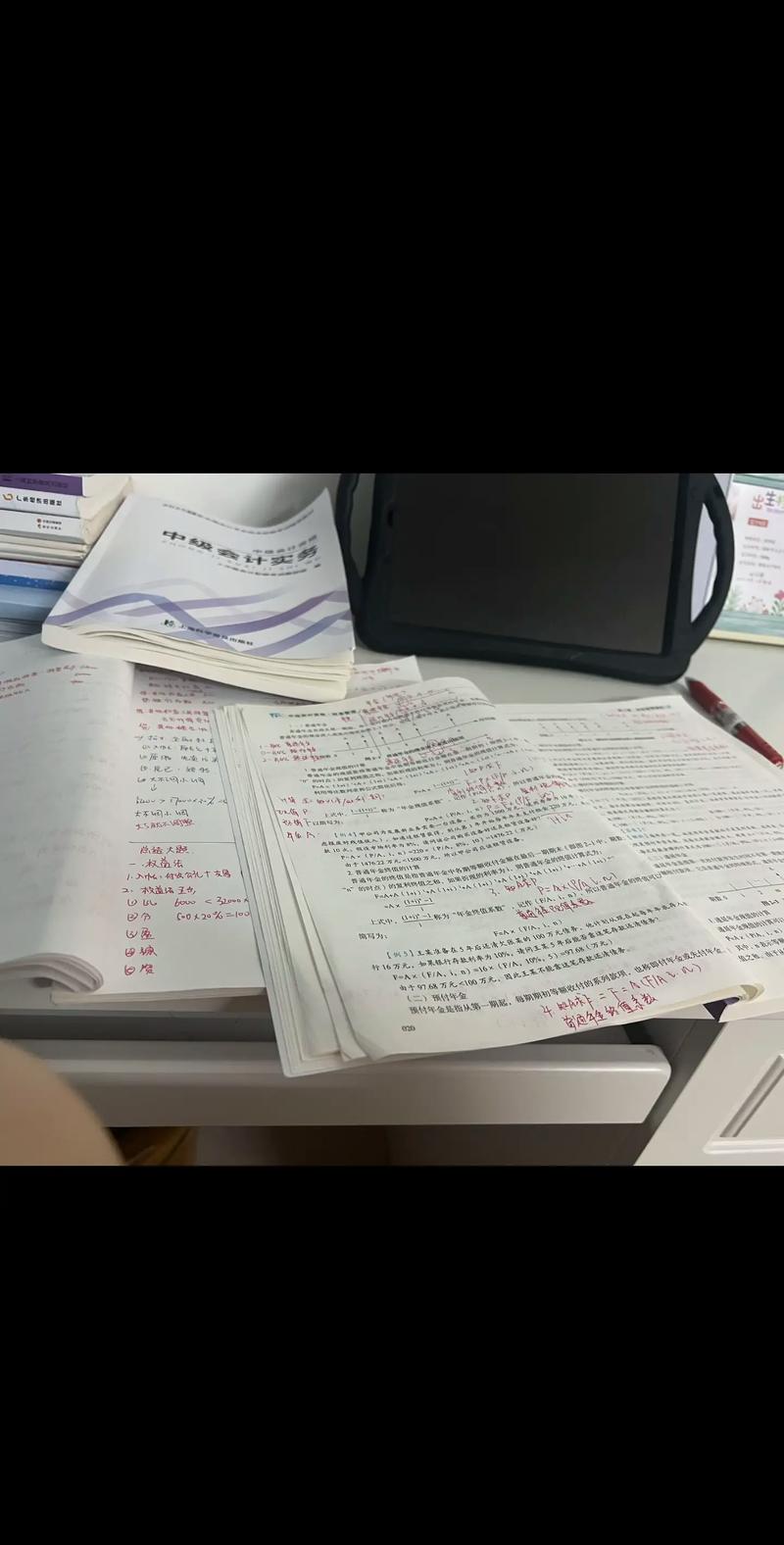 医学生挑灯夜战备考执业医师资格考试