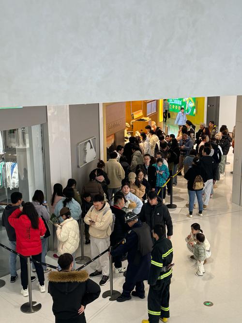 网红舒芙蕾店门口太阳下排队人群