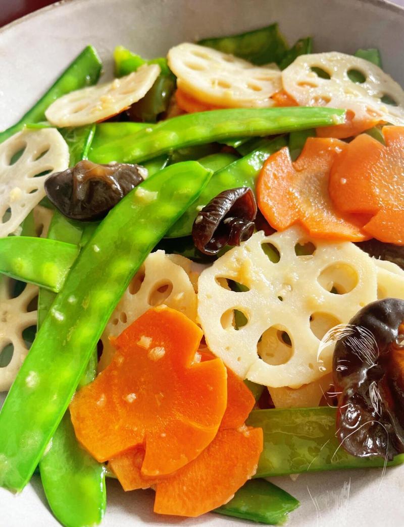 家常厨房台面上整理好的新鲜素食食材