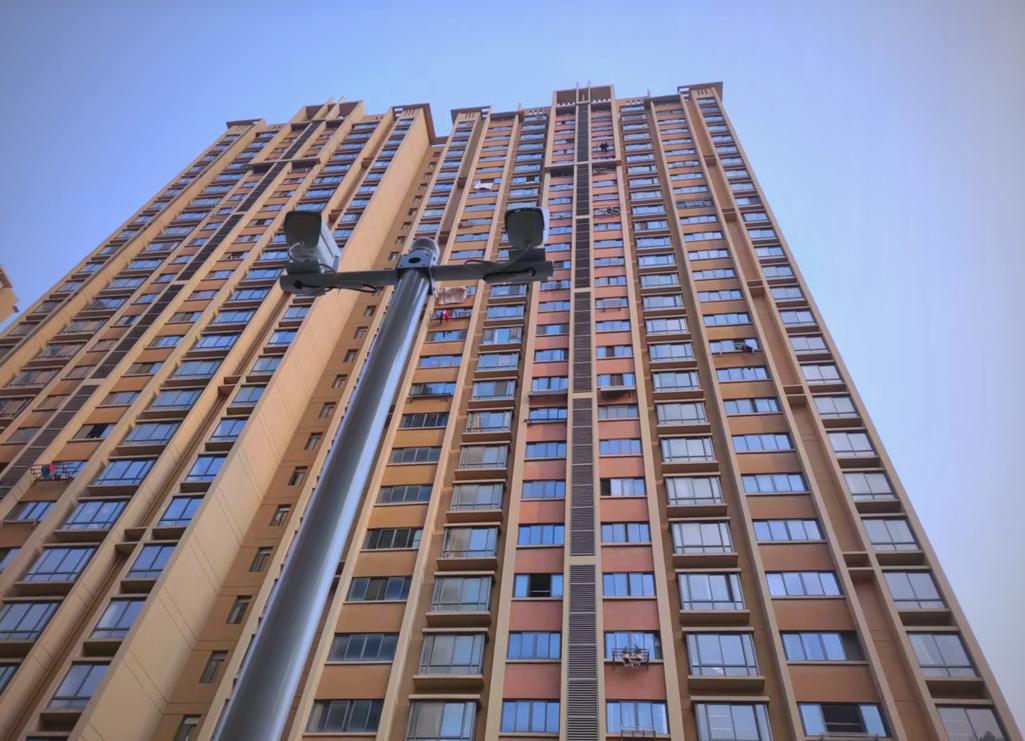 小区高空抛物监控拍摄画面