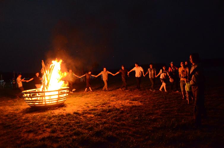 夜晚篝火旁朋友聚会温馨场景