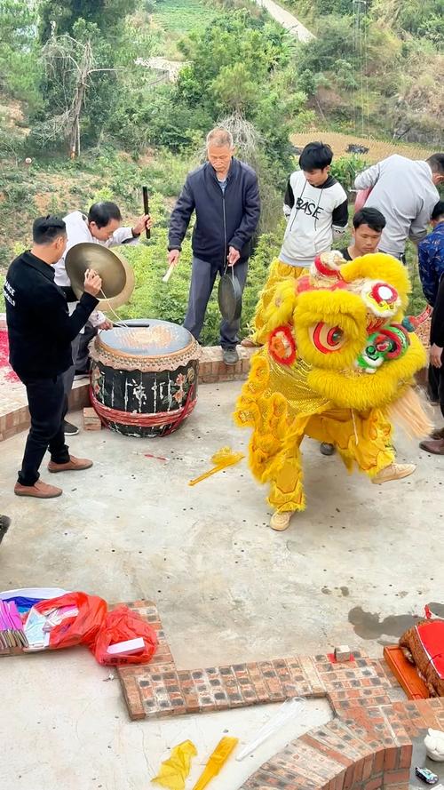 湖北南漳东巩乡村春节打狮子表演