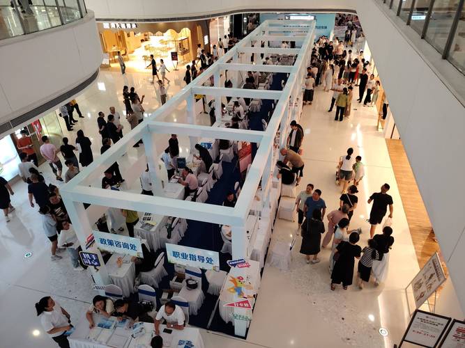 商场快闪店兼职工作人员现场场景