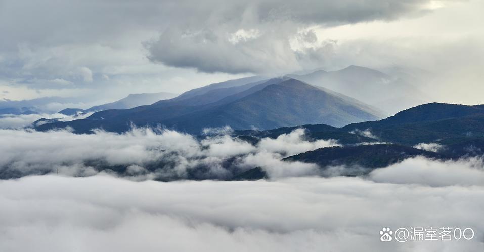 大理苍山晨雾缠绕山腰观景台