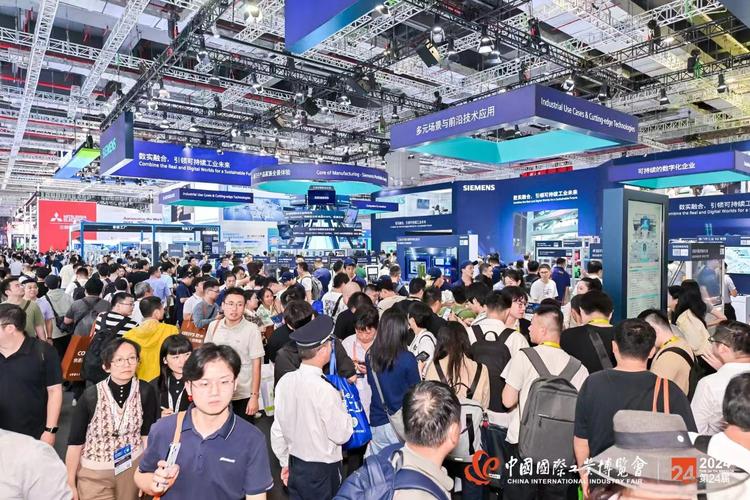 上海工博会工业展会观众参观人流场景