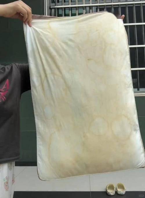 记忆棉枕芯内部氧化油脂残留实拍