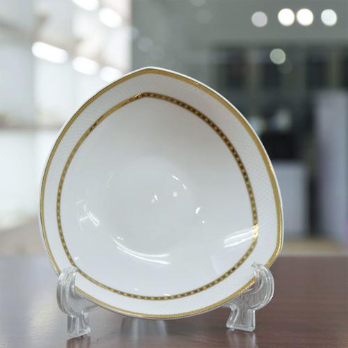 日常家庭餐桌三个碗三角形构图实拍