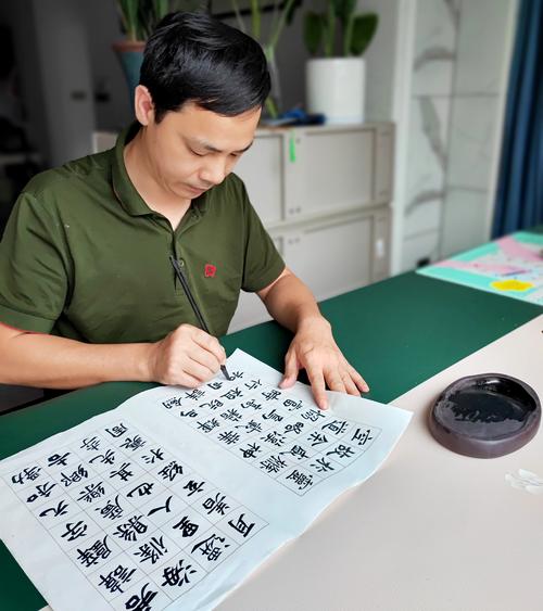 上班族伏案书法练习日常场景