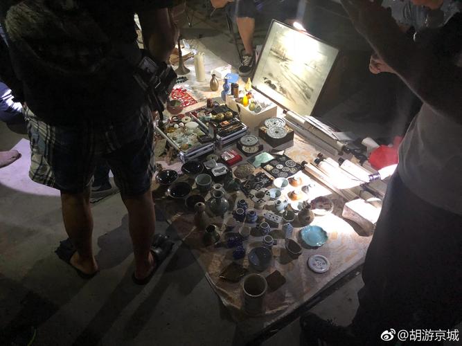 古玩城地下室文物黑市暗交易现场