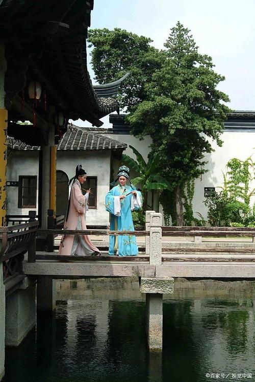 嵊州老巷墙根下听越剧的本地阿婆