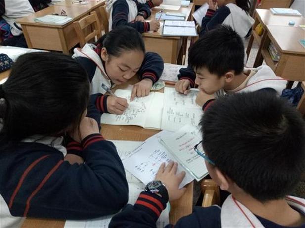 翻转课堂中学生围坐讨论数学题