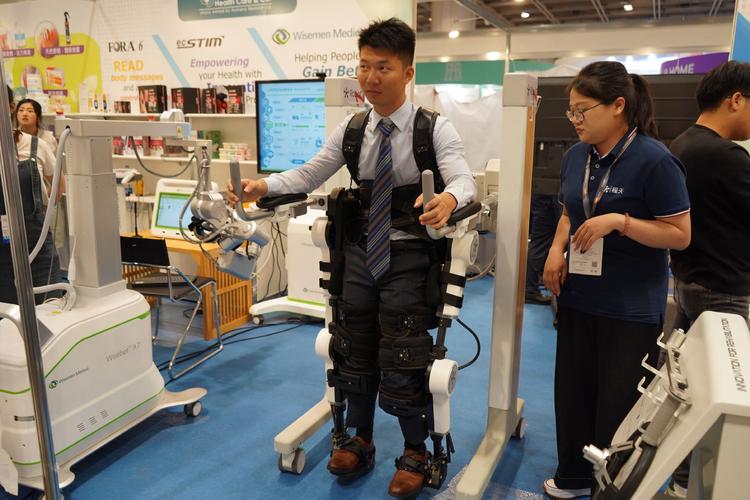 大学生在智慧养老实验室穿戴外骨骼设备进行训练