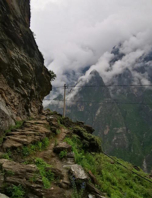 三月清晨虎跳峡下虎跳石阶路