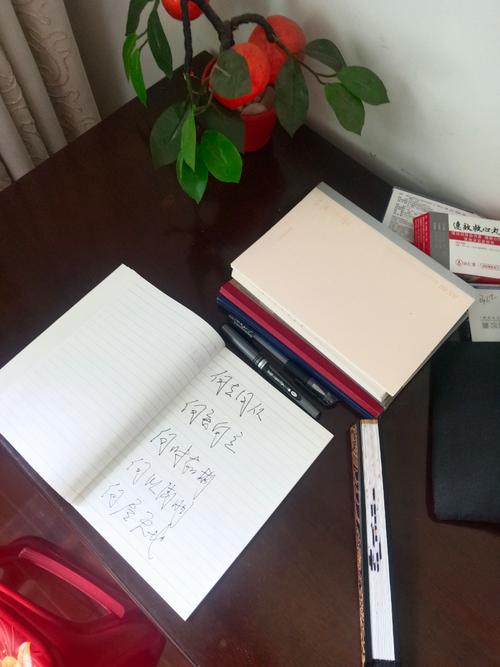 办公桌上摊开一堆写满待办事项的记事本和笔
