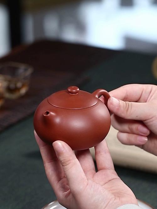 宜兴丁蜀镇匠人手工明针修紫砂壶壁