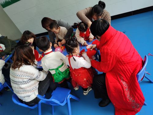 家长深夜帮孩子做幼儿园手工的真实抓拍